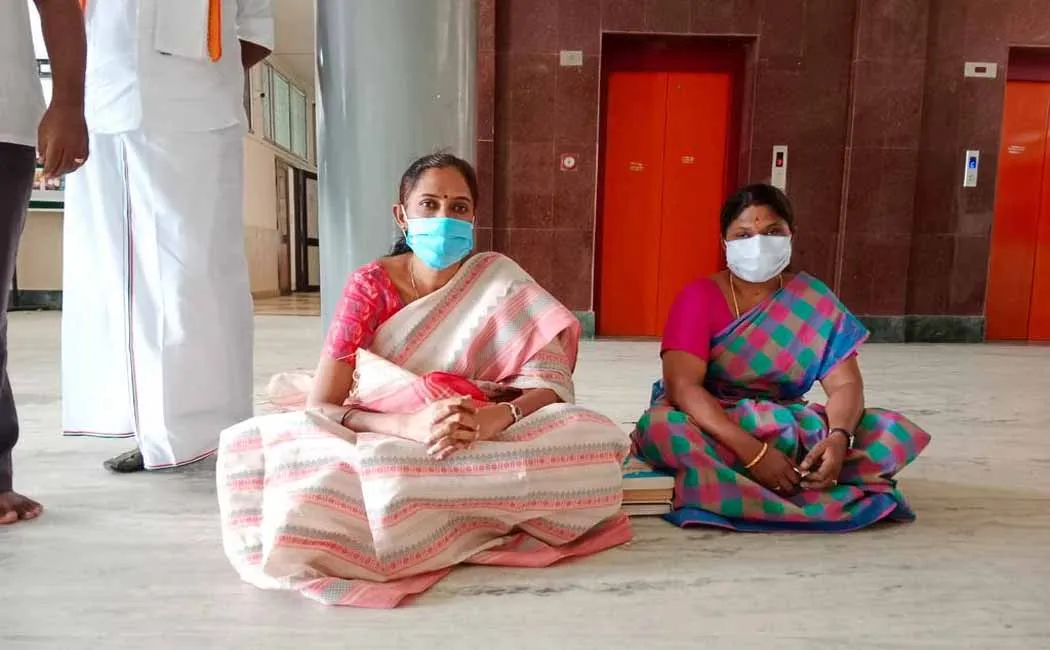 jothi Mani MP Dharna at the District Collector's Office!