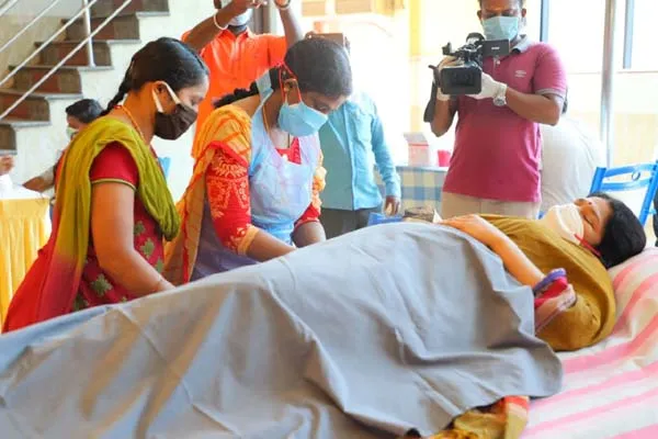 Blood donation - kanimozhi mp - dmk - corona virus issue - 