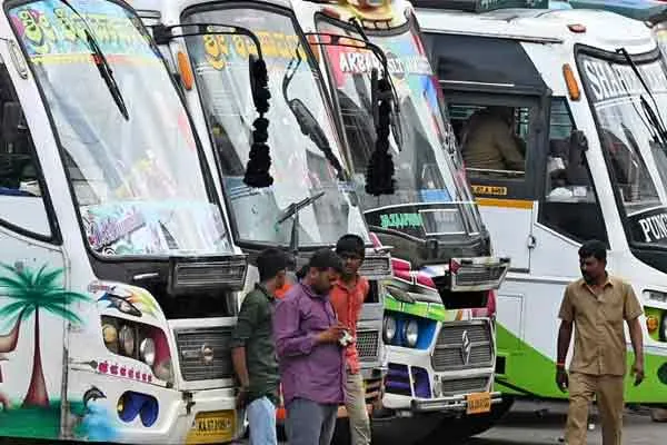  Private buses strike for Opposition to the government plan