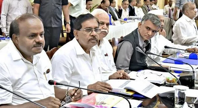 karnataka politics crisis very critical above 16 mlas resign
