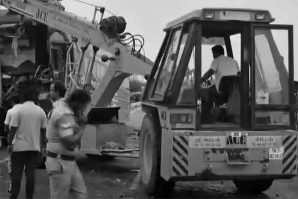 Omni bus tourist van incident in karur 4 people lost their life