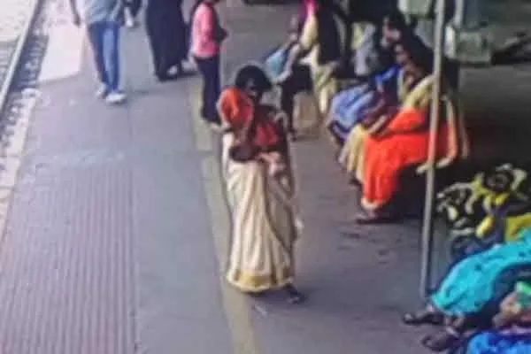 katpadi railway station girl child incident police rescue and handover parents