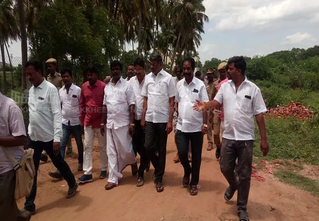 Minister in a sudden inspection at the municipal office shocked by officials!