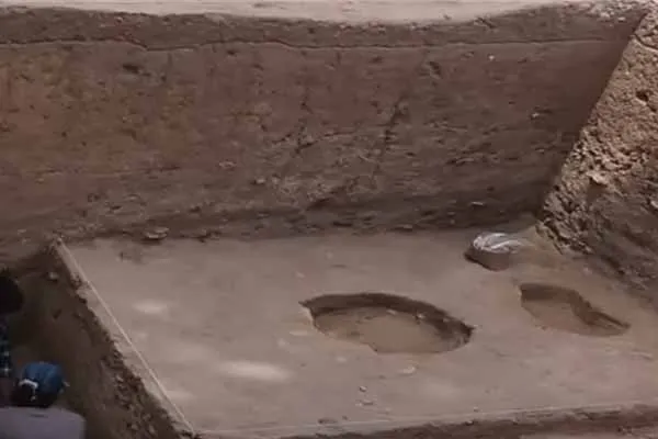 Discovery of pots in underground excavation