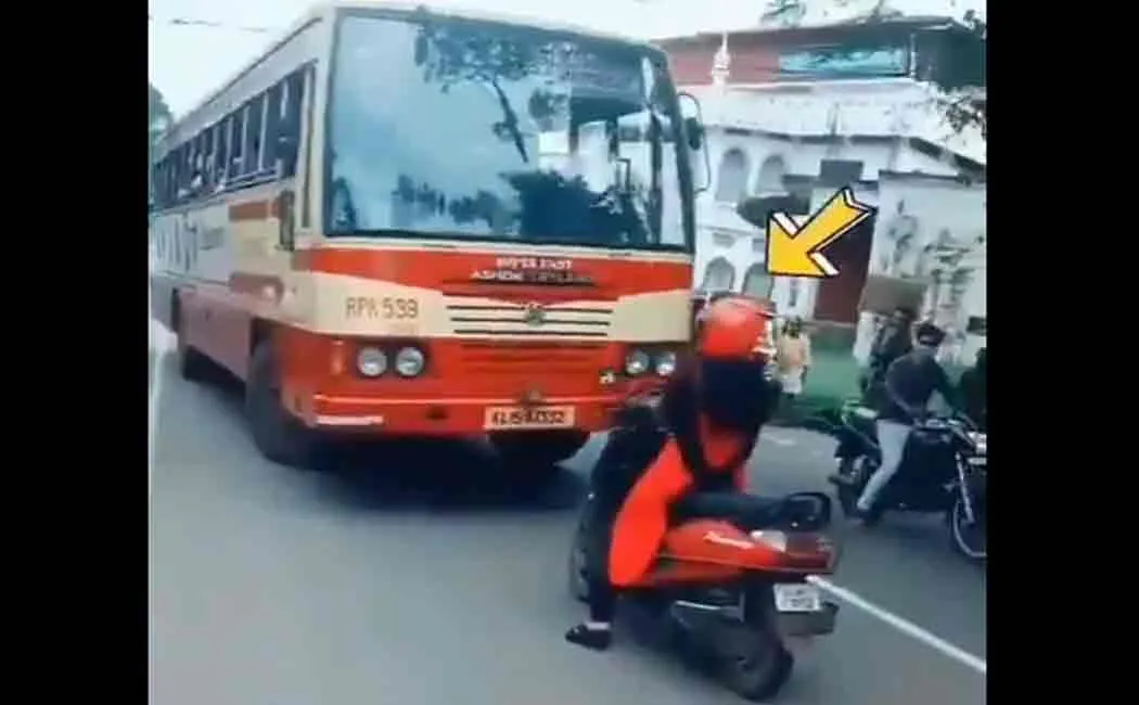 viral video of kerala woman stopping bus