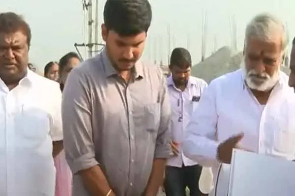 Ministers inspect the omni bus stop complex