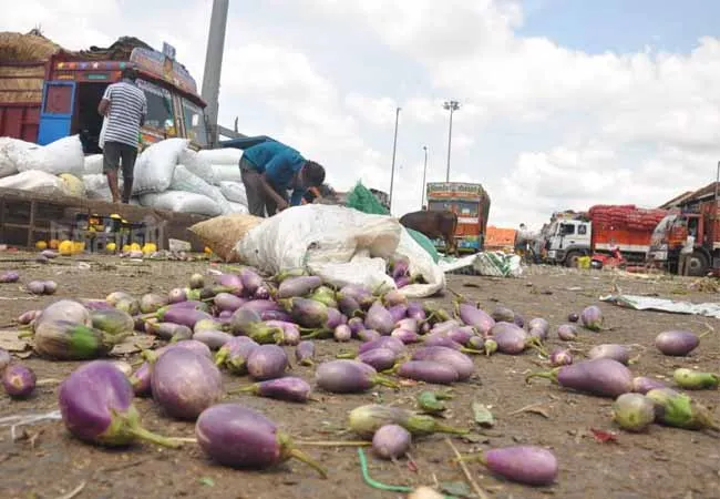 chennai koyambedu market police coronaviorus lockdown 