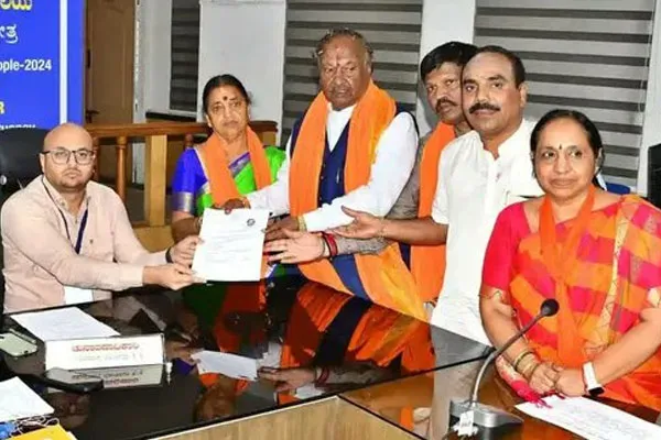 karnataka bjp leader k.s.eswarappa filed nomination as independent