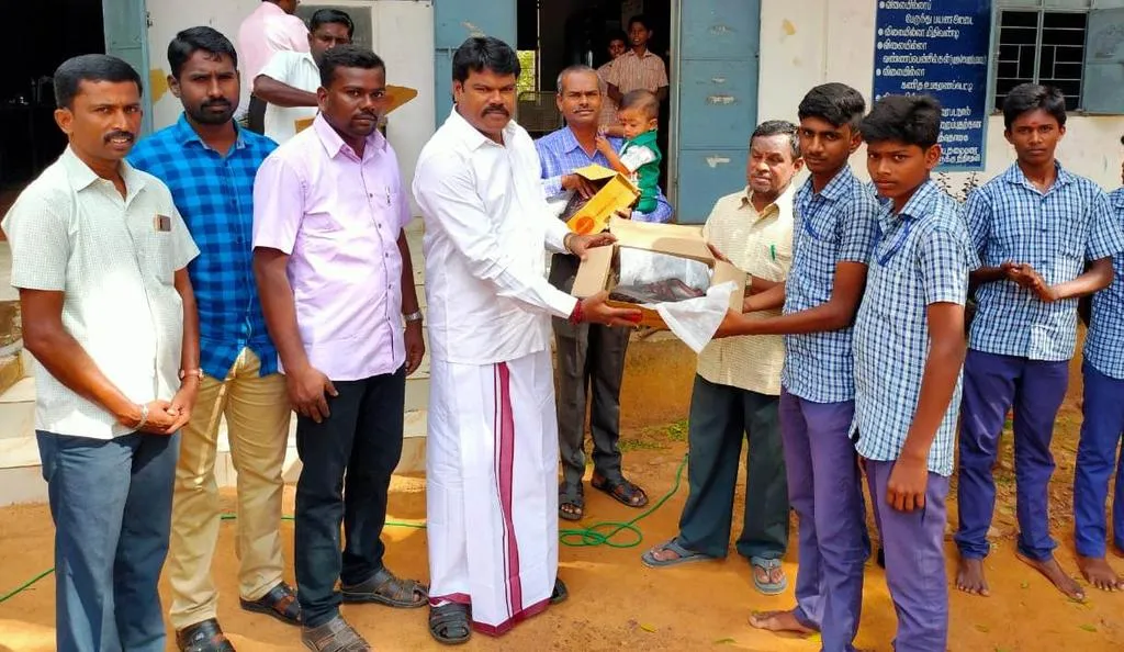  Young people who donated shoes to public school students 