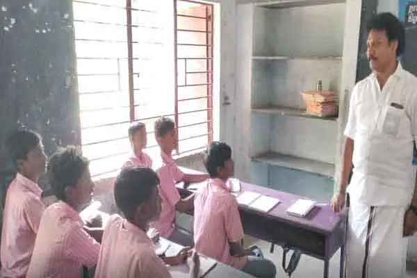 minister anbil mahesh poyyamozhi surprise visit in kulithalai school 