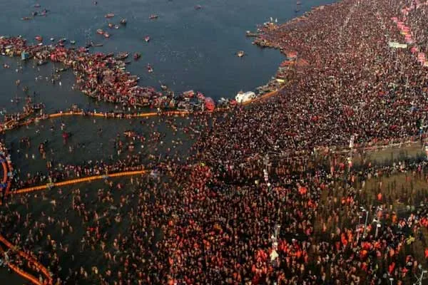 10 devotees hit in car-bus collision on highway in Prayagraj for attend kumbh mela