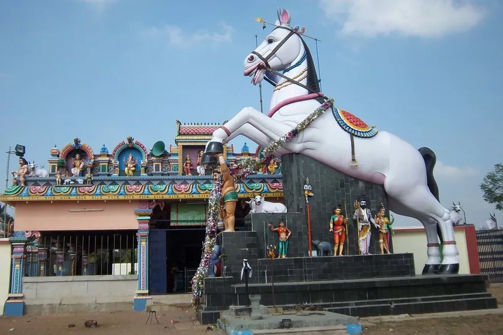  Thousands of pieces of paper flower garlands to the statue of the high horse in Asia
