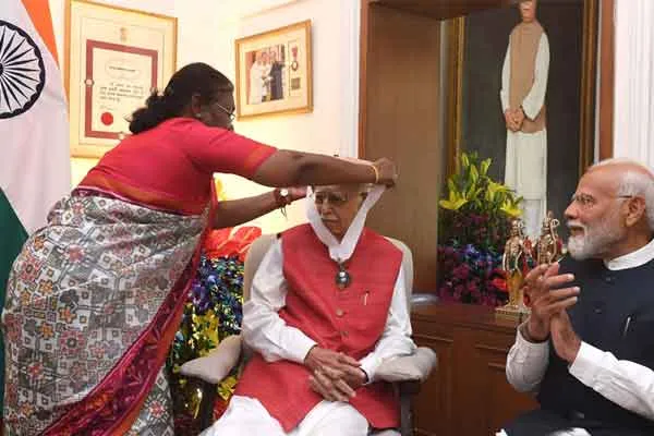 Advani awarded Bharat Ratna The President who went to his home