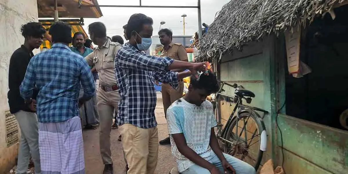 Students around with more hair ... Police arranged to cut the hair!