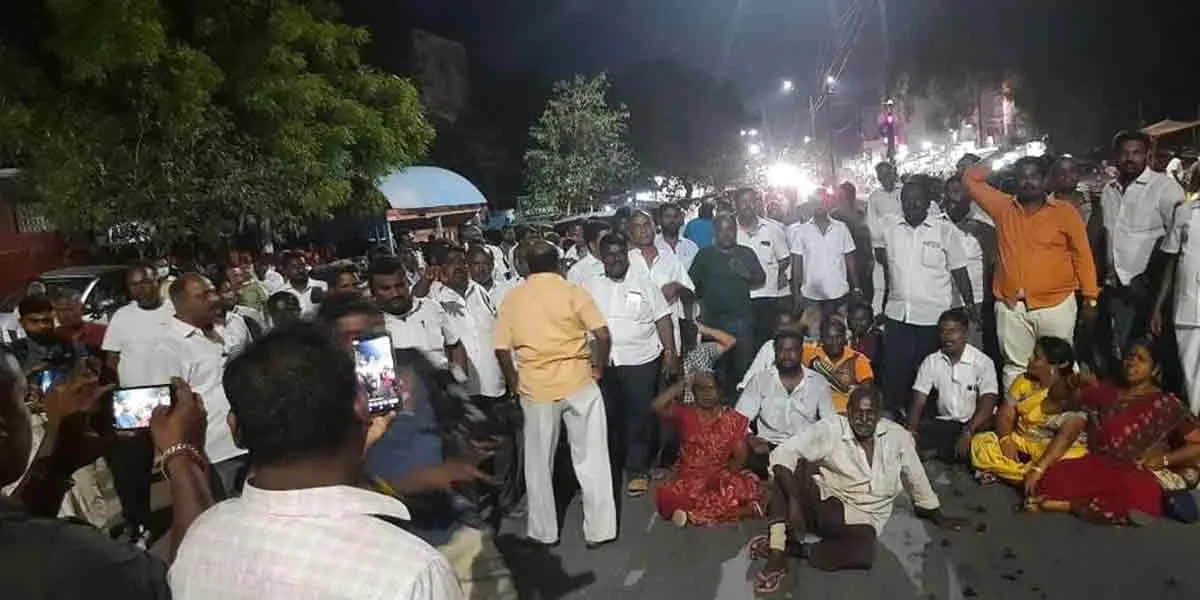 admk person Arrested ... Volunteers block the road!