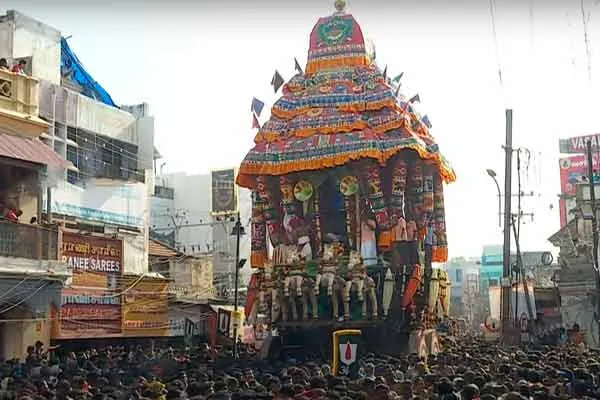Meenakshi - Sundareswarar Chariot; Devotees excited