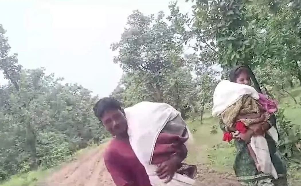parents who carried the bodies of their children in maharashtra
