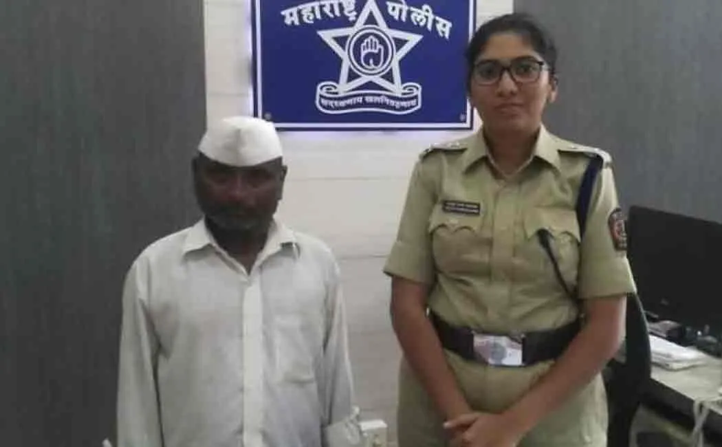 maharashtra man found 40000 rupees in bus stop and return it to the owner