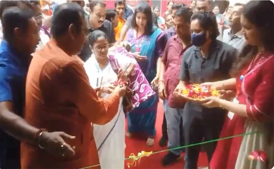 Chief Minister Mamata Banerjee played mattalam at Navratri festival!