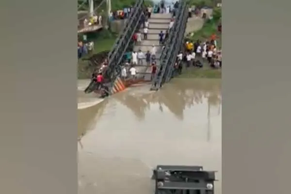 Continuous heavy rain Collapsed bridge