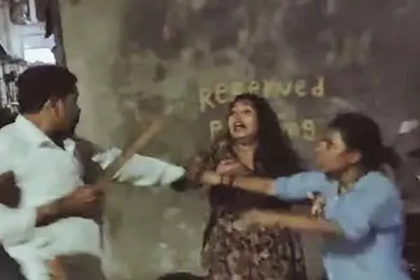 Women attacked by mob for not speaking Marathi in maharashtra