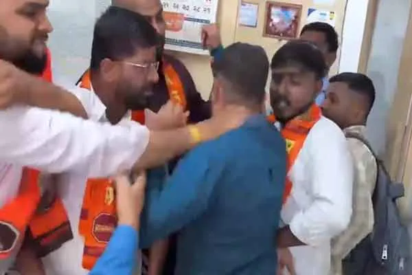 Raj Thackeray's party workers thrash bank employee for not speaking Marathi in maharashtra