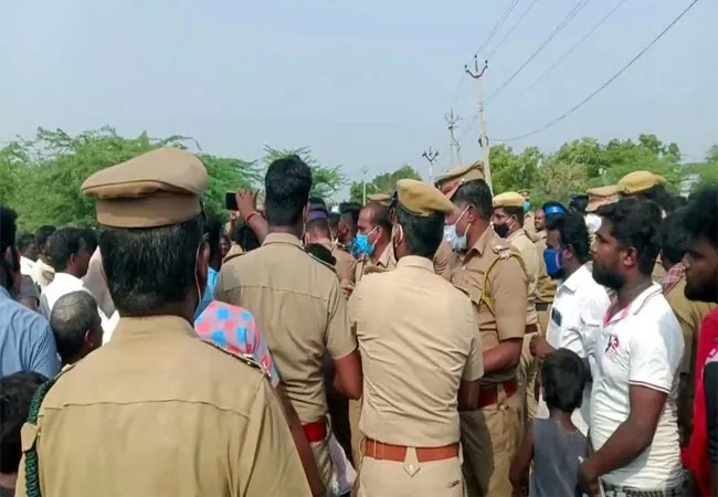 viruthunagar district, village peoples youngster incident police 