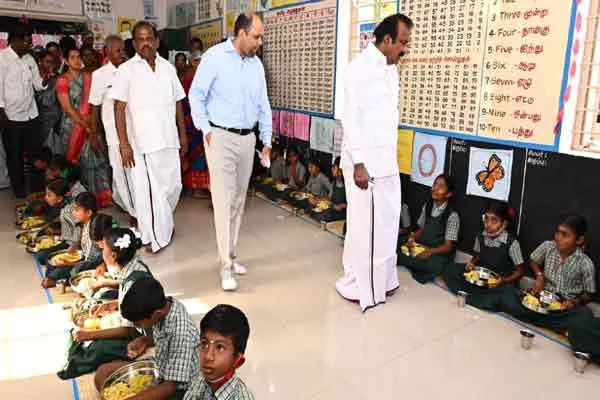 minister muthusamy launched second phase students breakfast scheme in erode