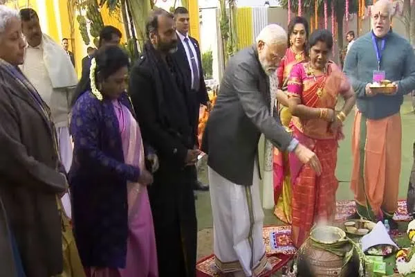 Khushbu Cut at Modi's Pongal and Surprised BJP