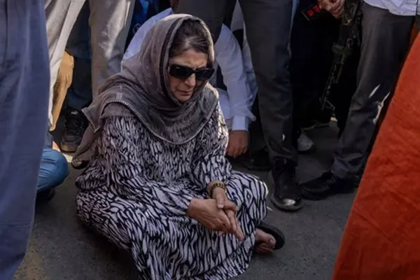 Jammu and Kashmir Former chief minister who is sitting on the road and struggling