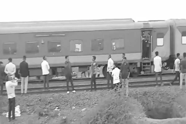 Maharashtra  Pushpak Express Karnataka Express train incident