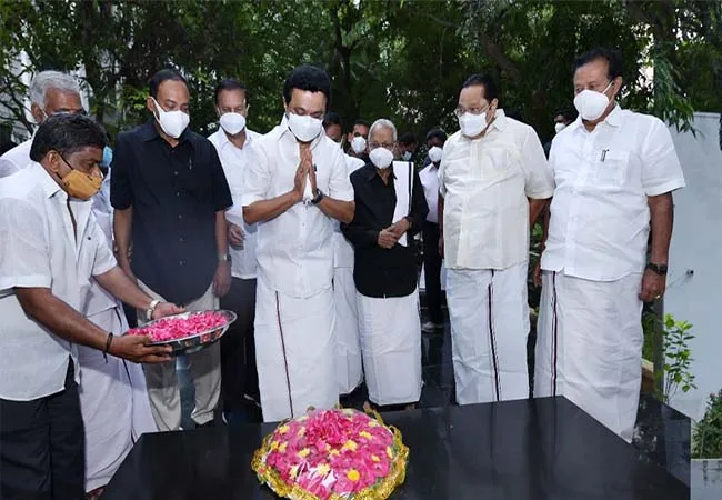 Chief Minister pays homage at Father Periyar Memorial!