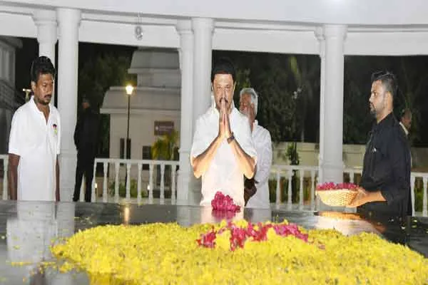 Chief Minister honors Anna - kalaignar Memorial