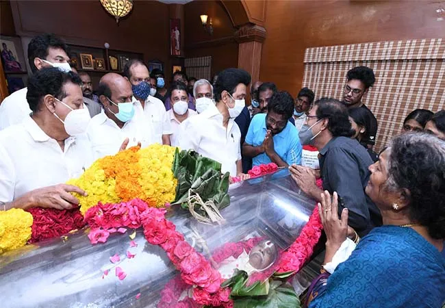 J. Death of Nallammanayu, who investigated the embezzlement case - Tribute to the Chief Minister in person