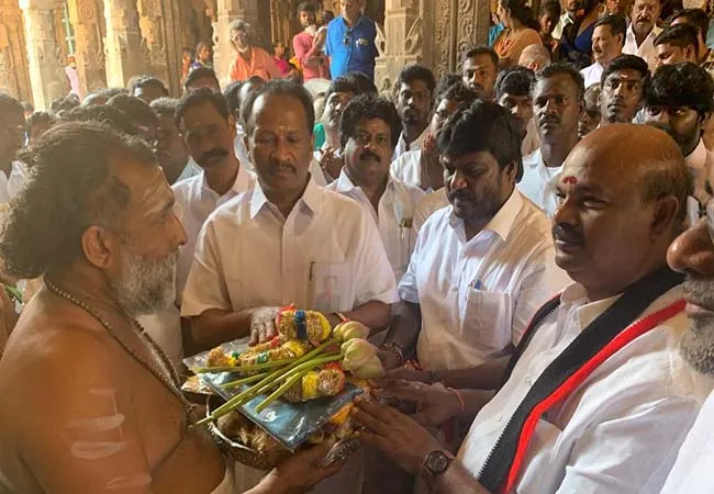 natarajar temple admk mlas pray 