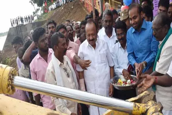 Construction of a retaining wall to prevent salt water intrusion into the Kollidam River