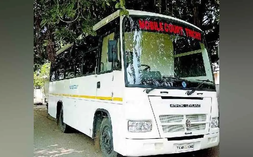 Police arrest junior assistant of mobile court