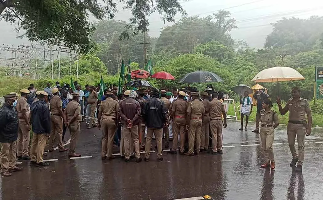 Tamil Nadu farmers blockade struggle against Kerala