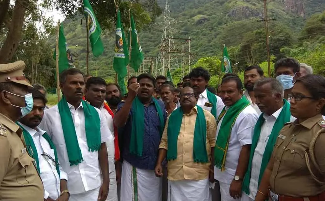 Tamil Nadu farmers blockade struggle against Kerala