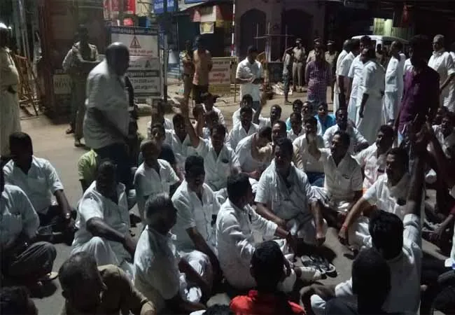 theni district raveendranath kumar mp car 43 persons arrested police 