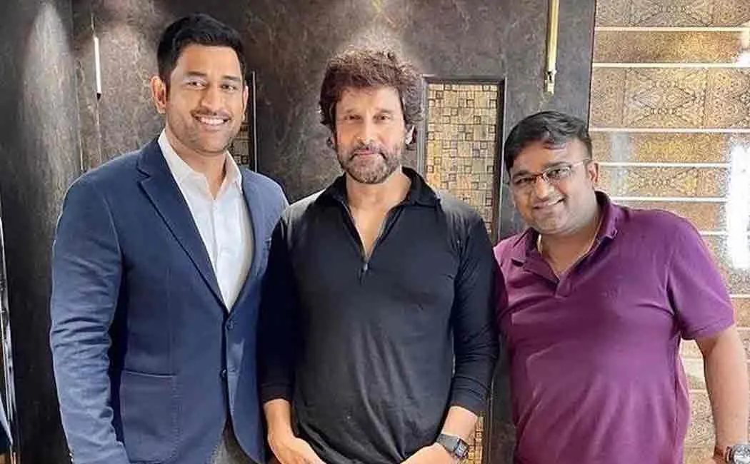 actor vikram meets ms dhoni
