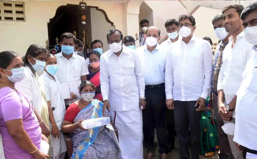 Minister launches 'Makkalai thedi Maruthuvam' project in Erode
