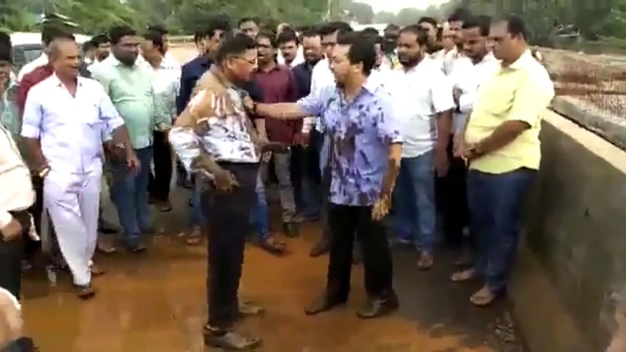 MAHARASHTRA STATE ENGINEER AND  CONGRESS MLA FIGHT VIRAL VIDEO