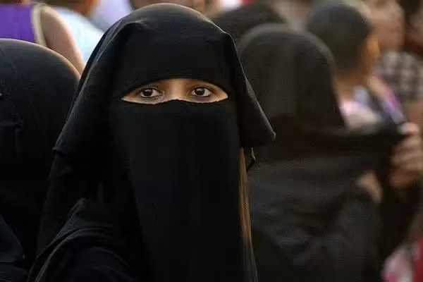 A Muslim husband gave divorce to his wife for walking alone in thane