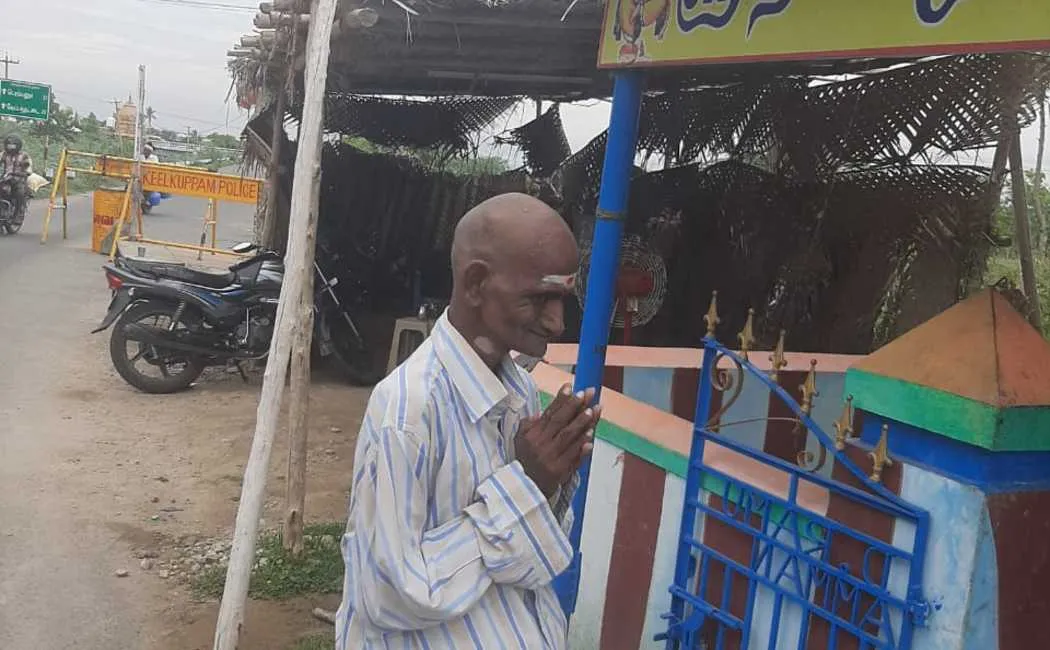a head constable reunites a man with his family who lost 14 years ago
