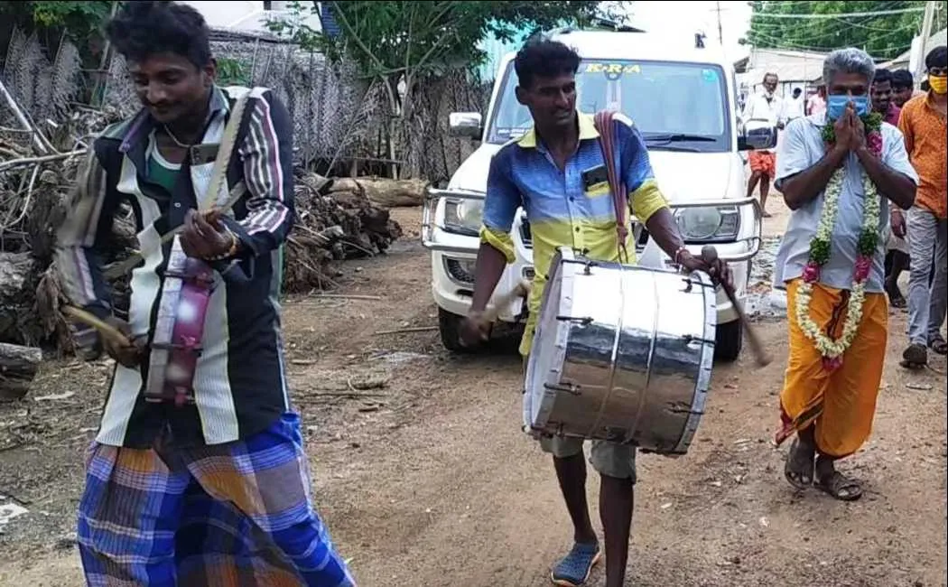 55 yrs old man receives warm welcome in village after recovering from covid