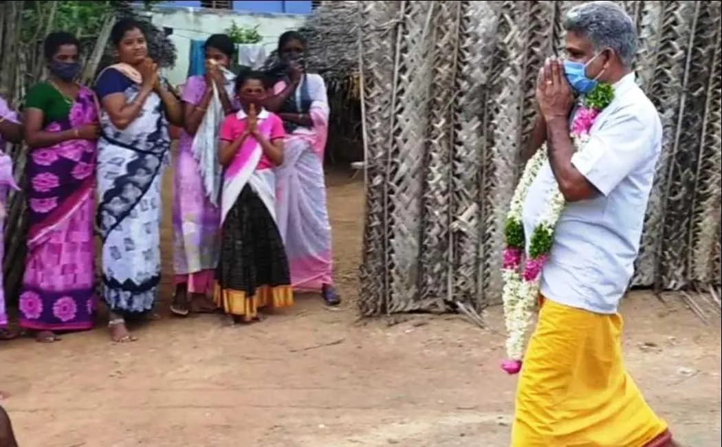 55 yrs old man receives warm welcome in village after recovering from covid