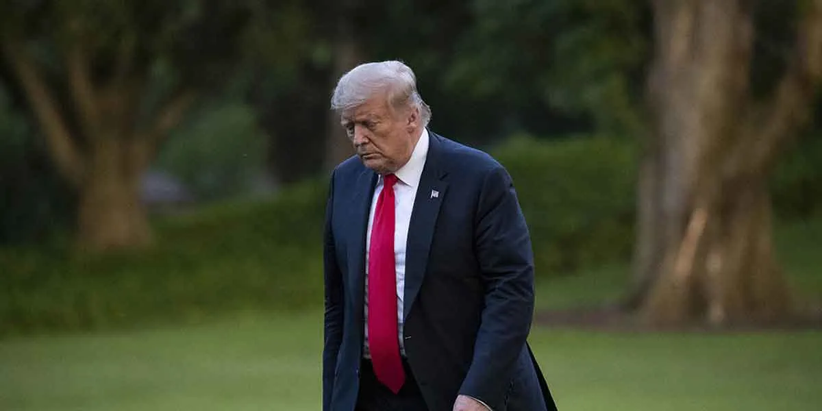 Trump who carried the secret documents with his hand - FBI action!
