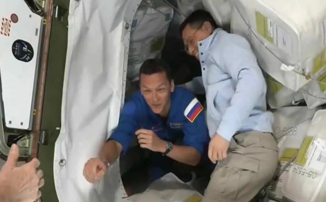 4 astronauts reach the International Space Station