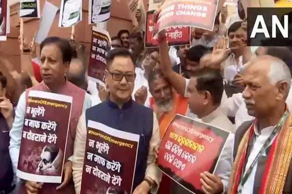 BJP MPs are protesting in the Parliament complex